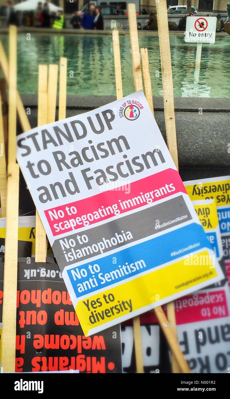 Londres, Royaume-Uni. Mar 21, 2015. Plaques jetées après un anti-racisme rassemblement à Trafalgar Square avec un pas d'entrée dans le Crédit : Af8images/StockimoNews/Alamy Live News Banque D'Images