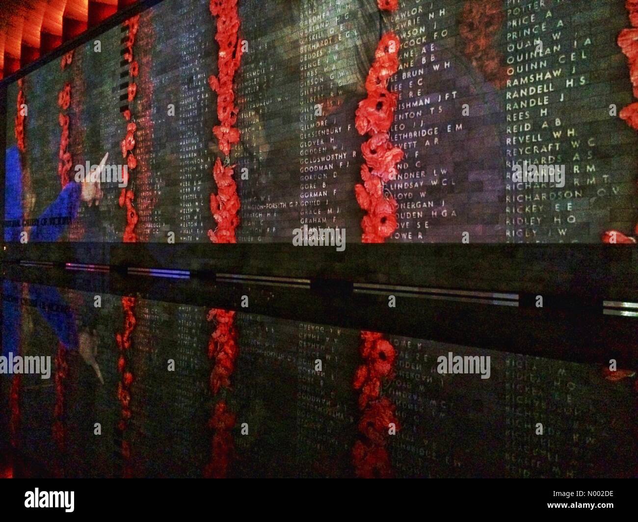 Melbourne, Australie. Apr 23, 2015. Anzac projections lumineuses sur façade de NGV International sur St Kilda Road, Melbourne, Australie, en prévision de la Journée de l'ANZAC centenaire le 25 avril, par projection artiste Ian De Gruchy : Crédit Kerin Forstmanis / StockimoNews/Alamy Live News Banque D'Images