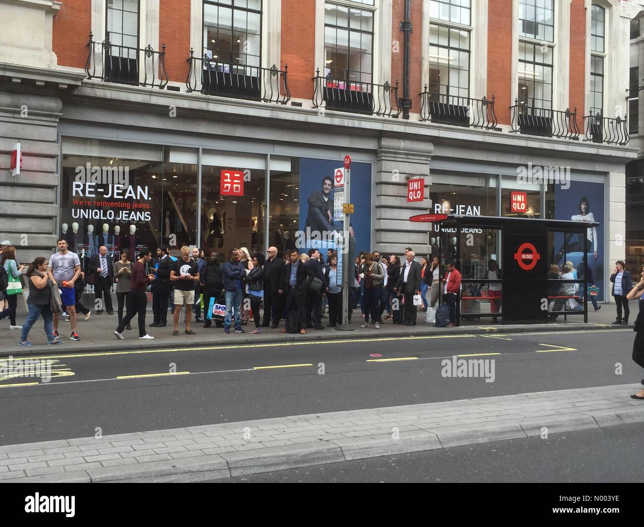 Londres, Royaume-Uni. Le 06 août, 2015. Tube Londres grève : beaucoup de gens font la queue pour les bus d'Oxford Street. Credit : Lee Moran/StockimoNews/Alamy Live News Banque D'Images