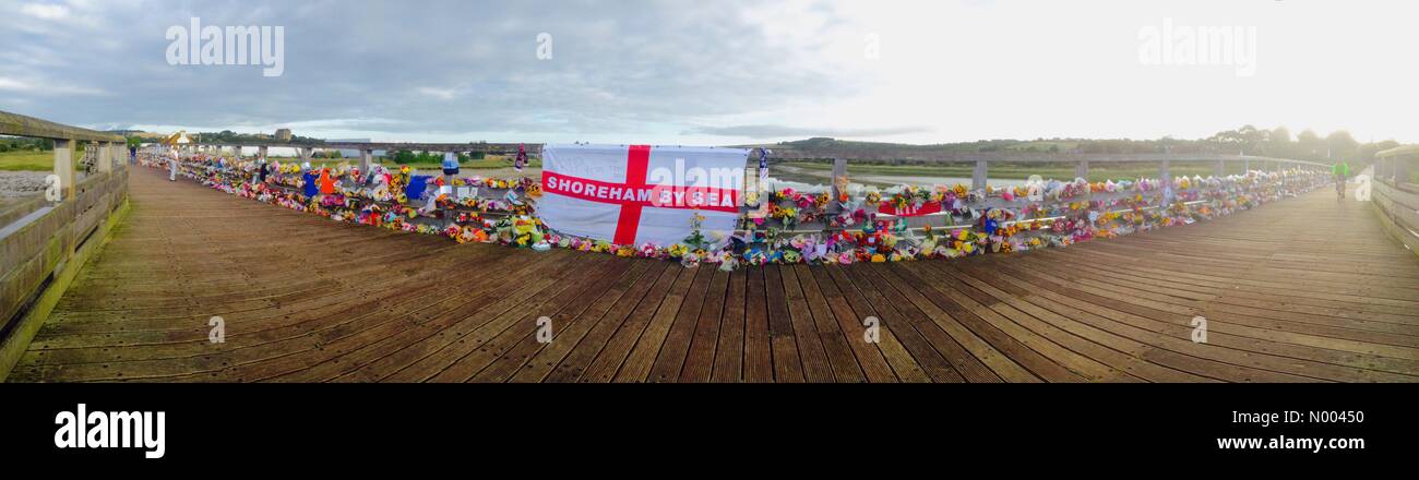 Shoreham Sussex UK 28 Août 2015 - Des milliers d'hommages floraux et des messages aux 11 personnes qui ont péri dans l'accident de Shoreham Airshow le week-end dernier lorsqu'un jet Hawker Hunter s'est écrasé sur l'A27 Crédit : Simon Dack / StockimoNews/Alamy Live News Banque D'Images