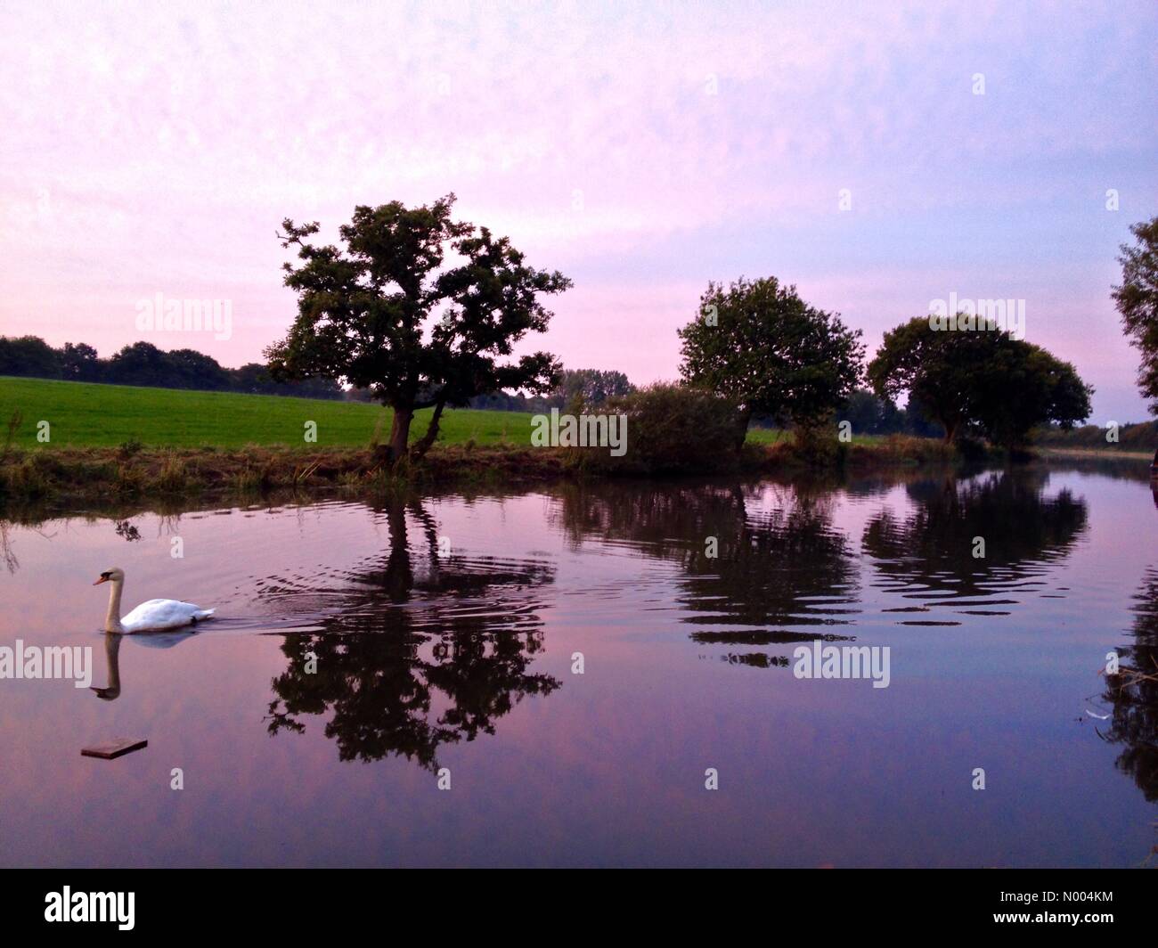 Adlington, Lancashire, Royaume-Uni. 10 Oct, 2015. Météo britannique 10 octobre beau lever du soleil reflétée à Leeds et Liverpool canal à Adlington dans le Lancashire. Credit : Lancashire Images / StockimoNews/Alamy Live News Banque D'Images Adlington, Lancashire, Royaume-Uni. 10 Oct, 2015. Météo britannique 10 octobre beau lever du soleil reflétée à Leeds et Liverpool canal à Adlington dans le Lancashire. Credit : Lancashire Images / StockimoNews/Alamy Live News Banque D'Images