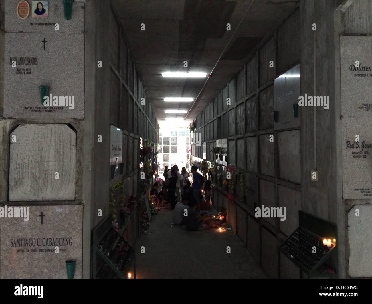 A. Bonifacio Ave La Loma, Quezon City, Metro Manila, Philippines. 06Th Nov, 2015. Appartement 'type' à l'intérieur de tombes du cimetière de Manille. Autour de 2 millions de Philippins vivant dans la région métropolitaine de Manille se pressent à cimetière nord de Manille le 1 novembre 2015 pour visiter les tombes de leurs proches défunts. Sherbien Dacalanio : Crédit/StockimoNews/Alamy Live News Banque D'Images