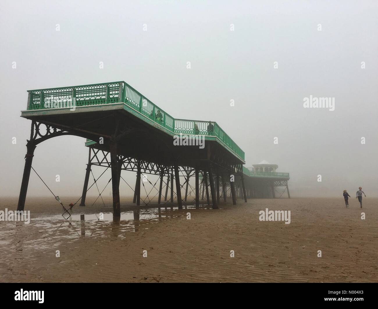 Météo France le 1er novembre. Jour brumeux sur la plage à Lytham St Annes, dans le Lancashire. Banque D'Images Météo France le 1er novembre. Jour brumeux sur la plage à Lytham St Annes, dans le Lancashire. Banque D'Images