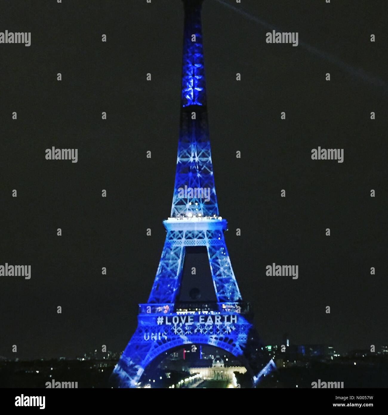 75016 Paris-16E-Arrondissement, France. 29 Nov, 2015. La Tour Eiffel # loveearth # COP21/StockimoNews jaardavin : Crédit/Alamy Live News Banque D'Images