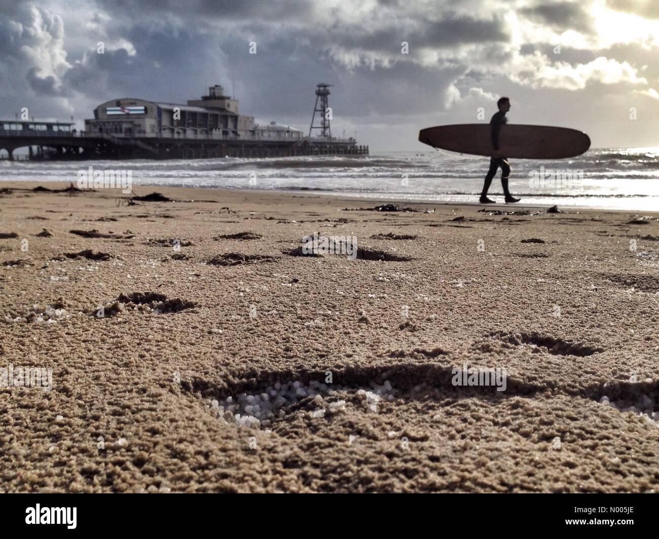 Surfer sur la plage de Bournemouth Banque D'Images
