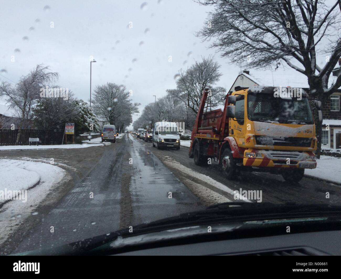 Victoria Ave, Yeadon, Leeds, West Yorkshire, Royaume-Uni. 09Th Mar, 2016. Les conditions de conduite dangereuses et trafic lourd en raison de la neige dans la région de Yeadon Leeds West Yorkshire UK weather Credit : Andy Pearson/StockimoNews/Alamy Live News Banque D'Images