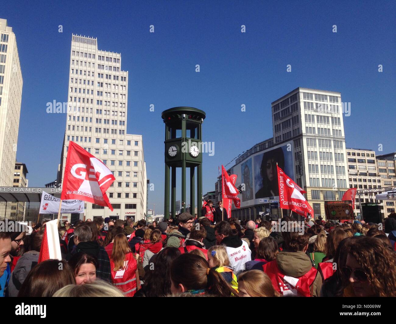 Le centre de rassemblement d'une grève symbolique de l'union de l'enseignant sur la GEW Potsdamer Platz à Berlin, Allemagne, le 17 mars 2016 Banque D'Images