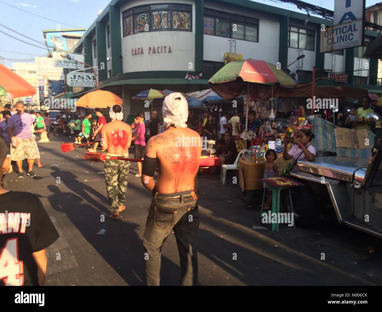 Quiapo, St Paterno, Manille, Manille, Philippines. Mar 25, 2016. Les hommes qui ont des visages a effectué le rituel brutal de l'auto-flagellation dans les rues de Manille, Quiapo le Vendredi saint en croyant que cette loi est une expiation de leurs péchés. Sherbien Dacalanio : Crédit/StockimoNews/Alamy Live News Banque D'Images