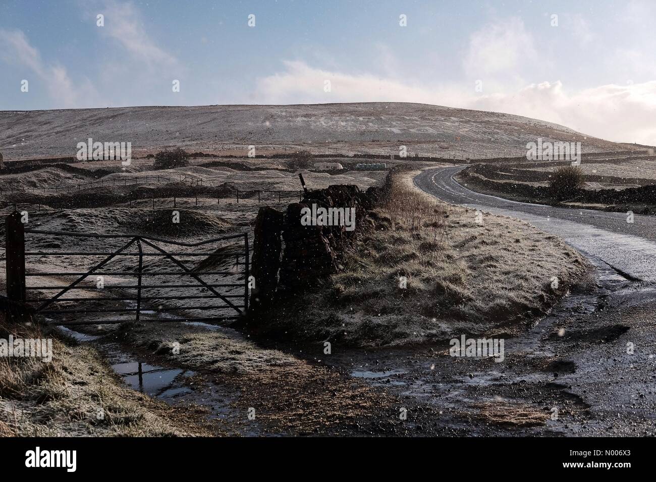 Greenhow, North Yorkshire, UK - 28 Avril 2016 : heures avant le début de l'étape 1 de l'ASO 2016 Tour de Yorkshire UCI Europe Tour en course à vélo la neige descend sur la route. Credit : MattX / StockimoNews/Alamy Live News Banque D'Images