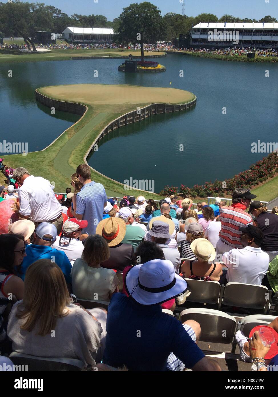 Ponte Vedra Beach, Floride, USA. 14 mai, 2016. Foules attendent le premier golfeur à la dix-septième trou au tournoi de golf à joueurs TPC Sawgrass le samedi 14 mai, 2016 à Ponte Vedra Beach, Floride, USA. Credit : Allen sur le rendez-vous / StockimoNews/Alamy Live News Banque D'Images