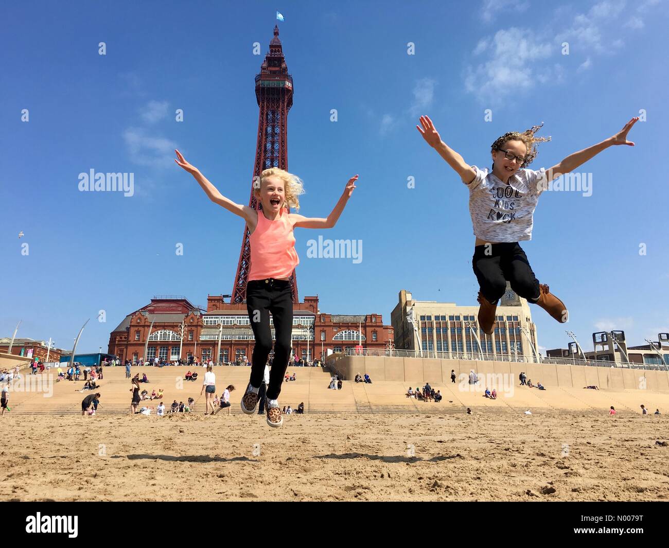 Météo France, journée ensoleillée à Blackpool. Deux jeunes filles s'amusant sur la plage Banque D'Images Météo France, journée ensoleillée à Blackpool. Deux jeunes filles s'amusant sur la plage Banque D'Images