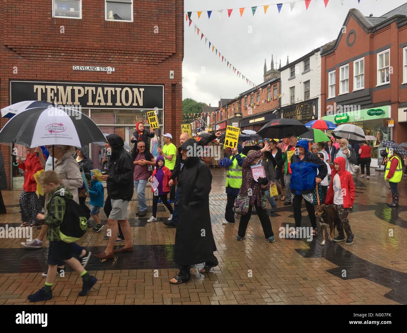 Chorley, UK. 11 Juin, 2016. Protester par le centre-ville contre la fermeture de l'A&E département à Chorley Hospital le samedi après-midi pluvieux : Crédit Images / StockimoNews Lancashire/Alamy Live News Banque D'Images Chorley, UK. 11 Juin, 2016. Protester par le centre-ville contre la fermeture de l'A&E département à Chorley Hospital le samedi après-midi pluvieux : Crédit Images / StockimoNews Lancashire/Alamy Live News Banque D'Images