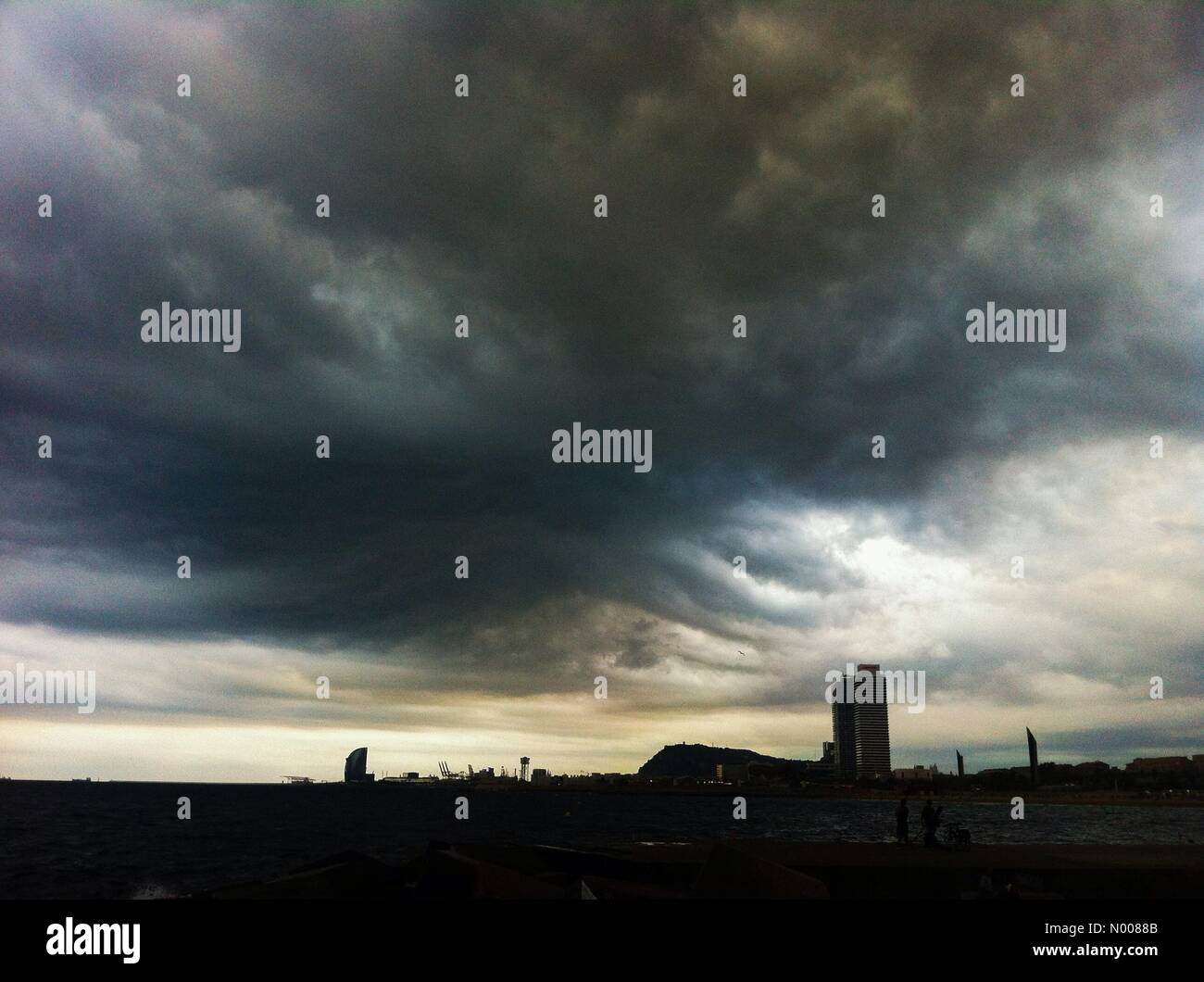 Barcelone, Espagne - 9 août 2016. Nuages dans le ciel avant un orage d'été à Barcelone. Banque D'Images