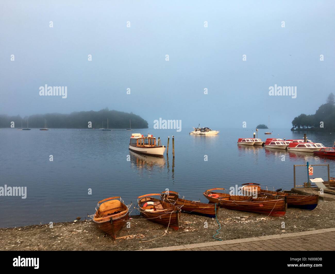 Bowness-on-Windermere, Cumbria, Royaume-Uni. Août 29, 2016. Météo France : brume matinale sur le lac Windermere de levage de la Bowness pour ce qui promet d'être une belle rive ensoleillée lundi férié : Crédit Images / StockimoNews Lancashire/Alamy Live News Banque D'Images Bowness-on-Windermere, Cumbria, Royaume-Uni. Août 29, 2016. Météo France : brume matinale sur le lac Windermere de levage de la Bowness pour ce qui promet d'être une belle rive ensoleillée lundi férié : Crédit Images / StockimoNews Lancashire/Alamy Live News Banque D'Images
