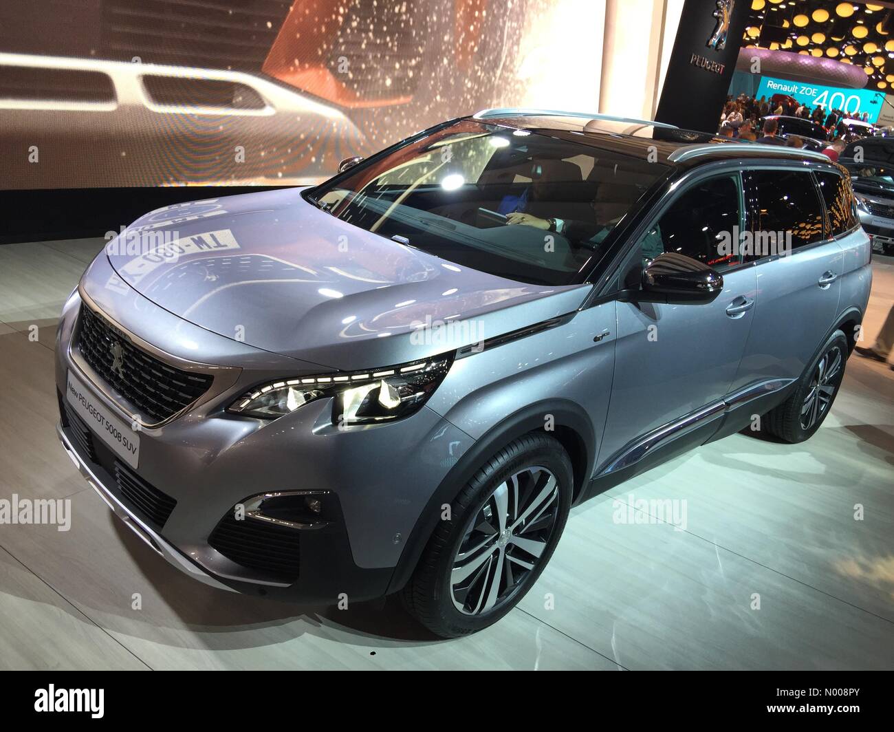 Paris,France. 29 Septembre, 2016. Première mondiale de Peugeot 5008 SUV voiture à Paris Motor Show : Crédit highbrow / StockimoNews/Alamy Live News Banque D'Images