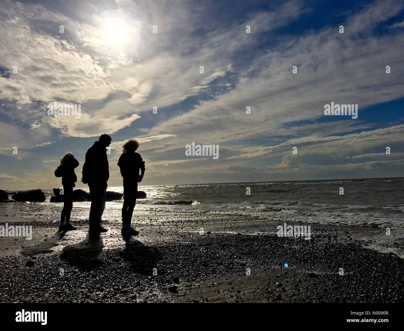UK Météo : ensoleillé après-midi à Cleveleys dans le Lancashire. Family playing on beach Banque D'Images UK Météo : ensoleillé après-midi à Cleveleys dans le Lancashire. Family playing on beach Banque D'Images