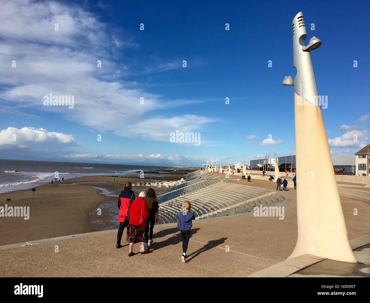 UK Météo : ensoleillé après-midi à Cleveleys dans le Lancashire. Marcher le long de la promenade un dimanche après-midi Banque D'Images UK Météo : ensoleillé après-midi à Cleveleys dans le Lancashire. Marcher le long de la promenade un dimanche après-midi Banque D'Images