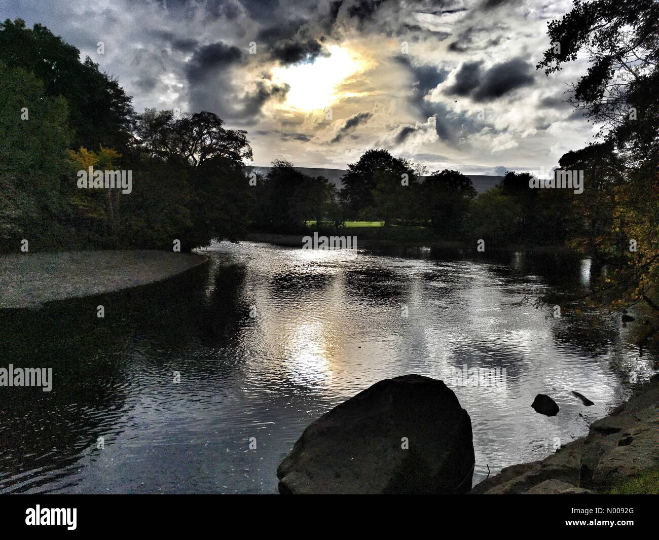 Denton Rd, Chester, Royaume-Uni. 24 Oct, 2016. Belle journée d'automne par la rivière Wharfe dans Ilkley West Yorkshire UK weather Credit : Andy Pearson/StockimoNews/Alamy Live News Banque D'Images