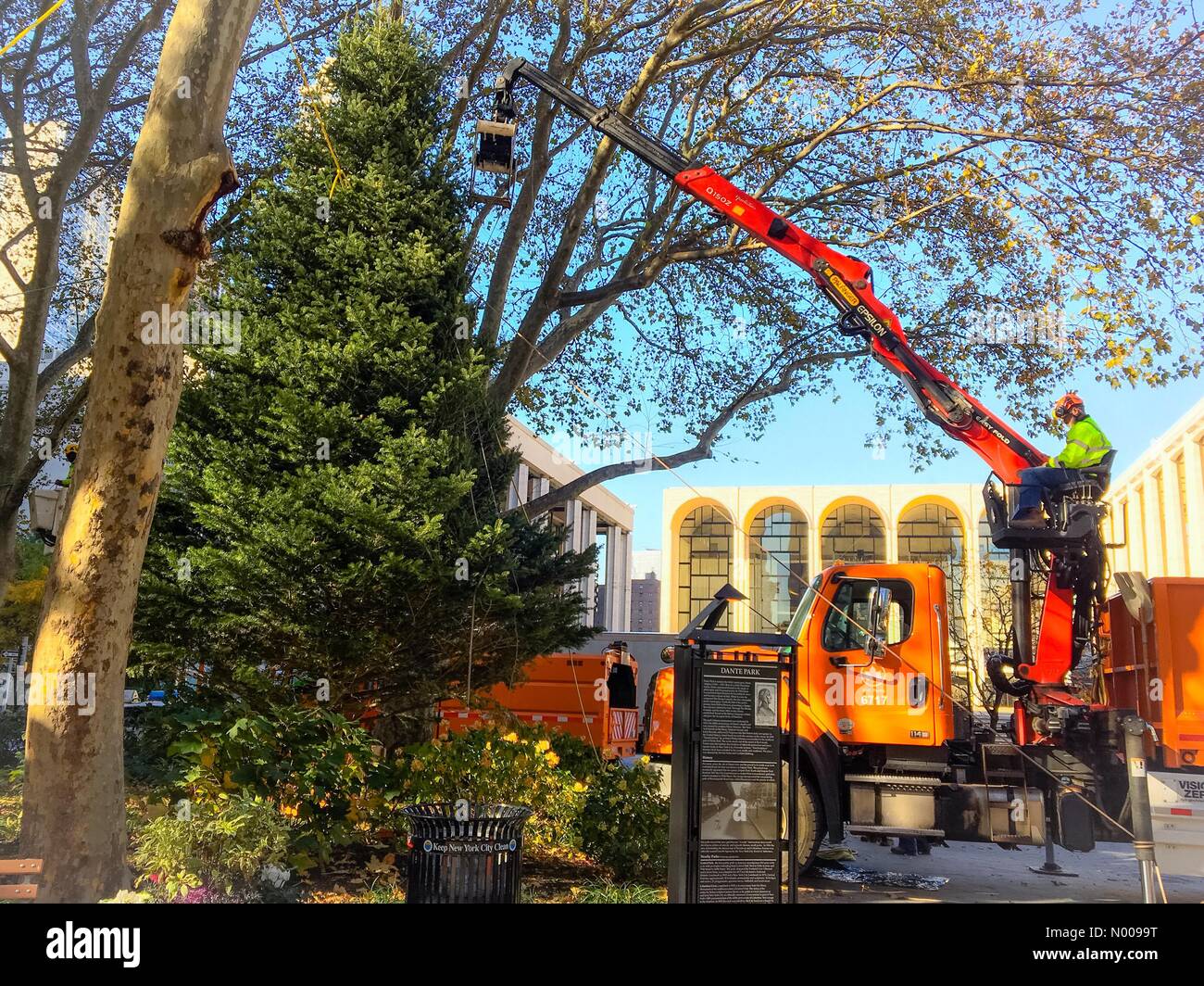 New York, USA. 14Th Nov, 2016. Ouvriers mis en place l'arbre de Noël à Dante Park au Lincoln Center, New York, NY/StockimoNews BumbyPix : Crédit/Alamy Live News Banque D'Images