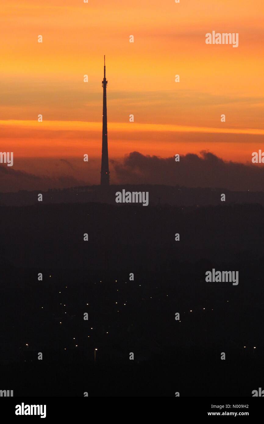 Emley, Kirklees, West Yorkshire. 30Th Nov, 2016. Mât Emley coucher du soleil. Emley Moor station émettrice. Coucher de soleil coloré. Credit : PennPix StockimoNews / Matt / Pennington/Alamy Live News Banque D'Images