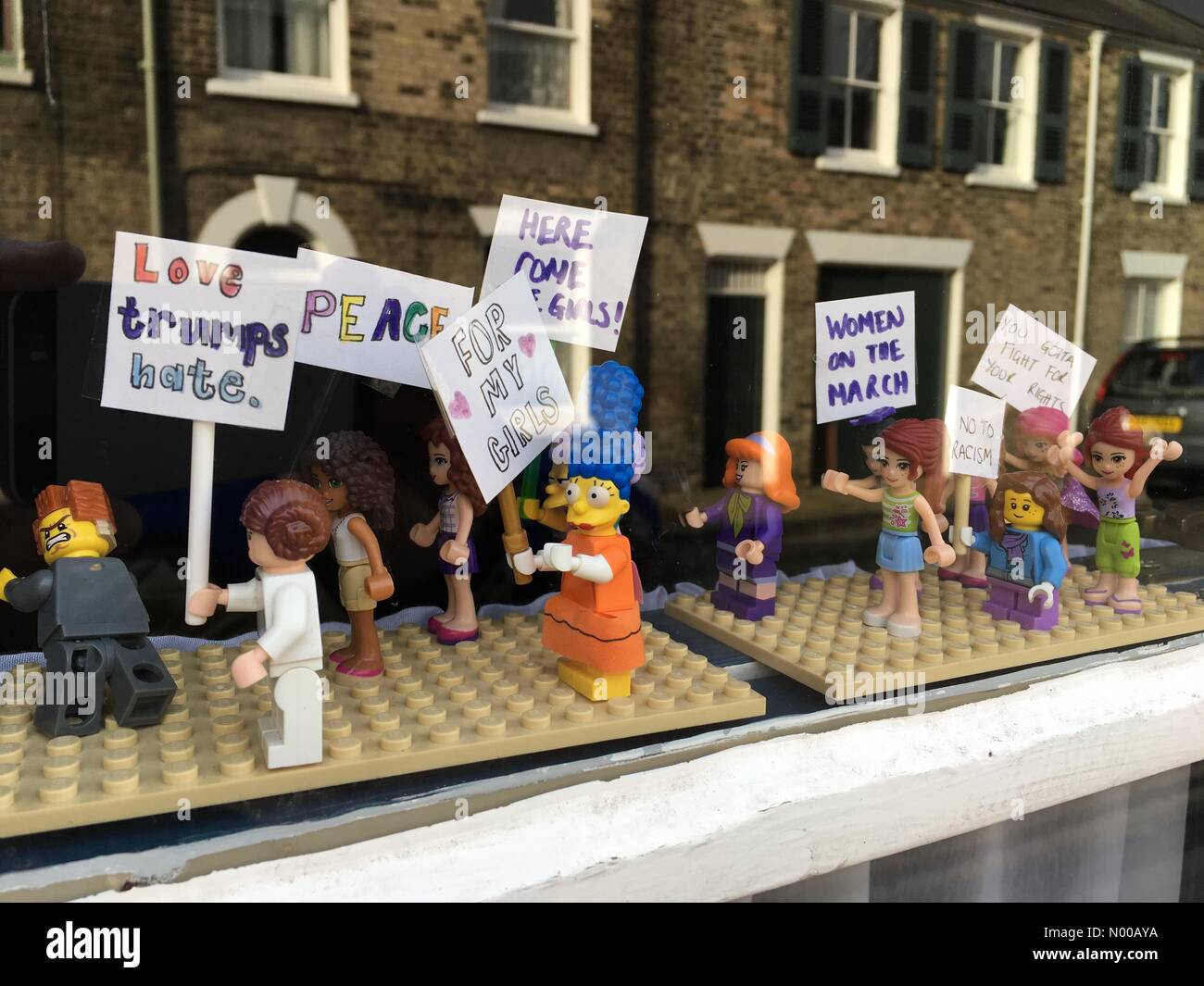 St Gwydir, Cambridge, UK. Le 04 février, 2017. Anti femmes mars Trump Cambridge (protestation art) Crédit : Robert Evans/StockimoNews/Alamy Live News Banque D'Images