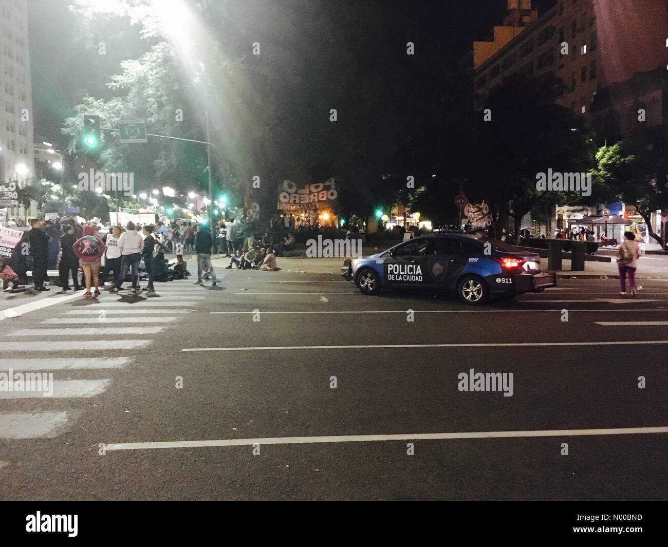 Les organisations sociales et politiques du camp tenir au milieu de l'avenue 9 juillet, appelant à des conditions de travail décentes. Banque D'Images