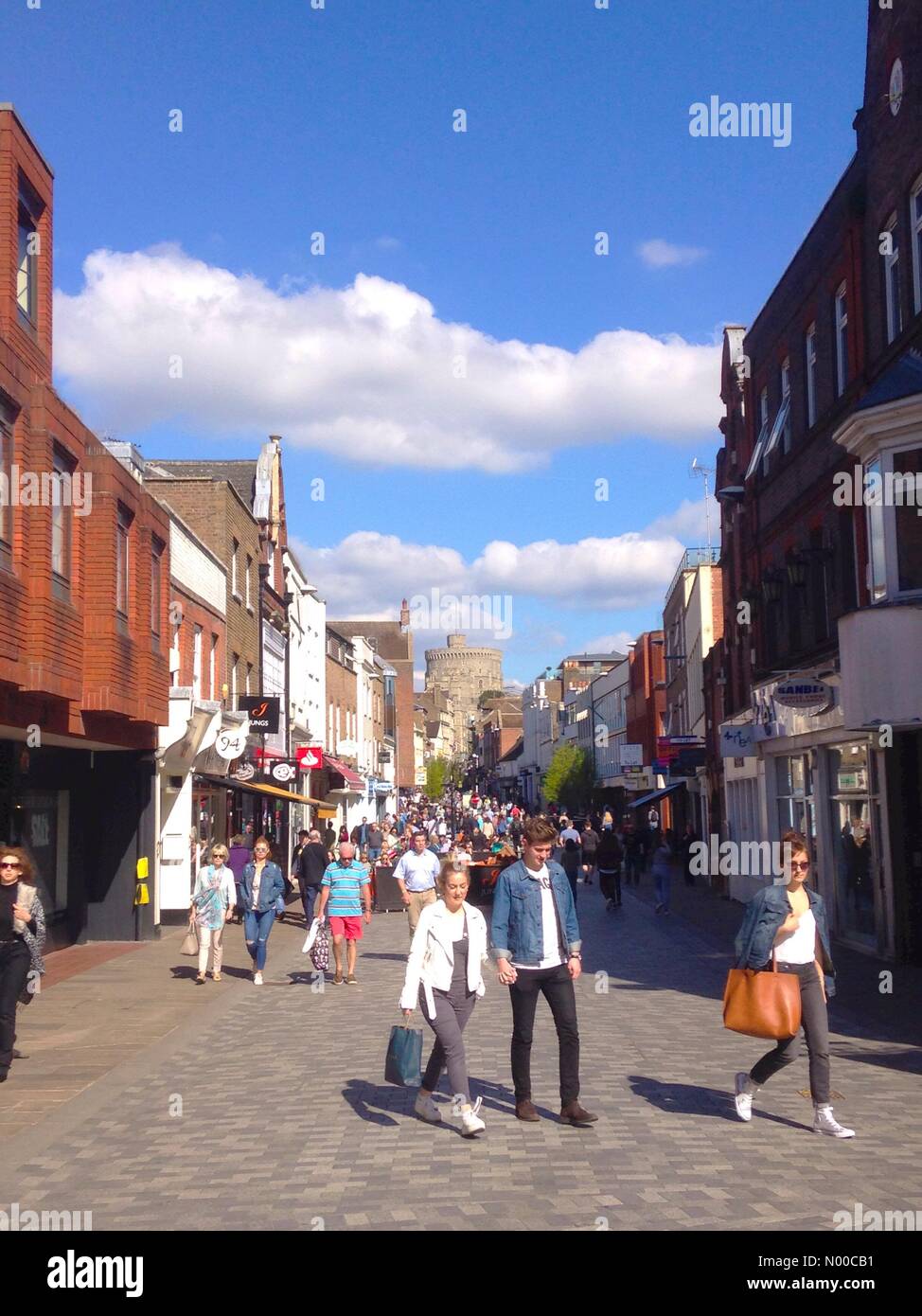 Météo France : chaud avec ciel bleu et nuages fragmentés à Windsor le dimanche après-midi. Banque D'Images