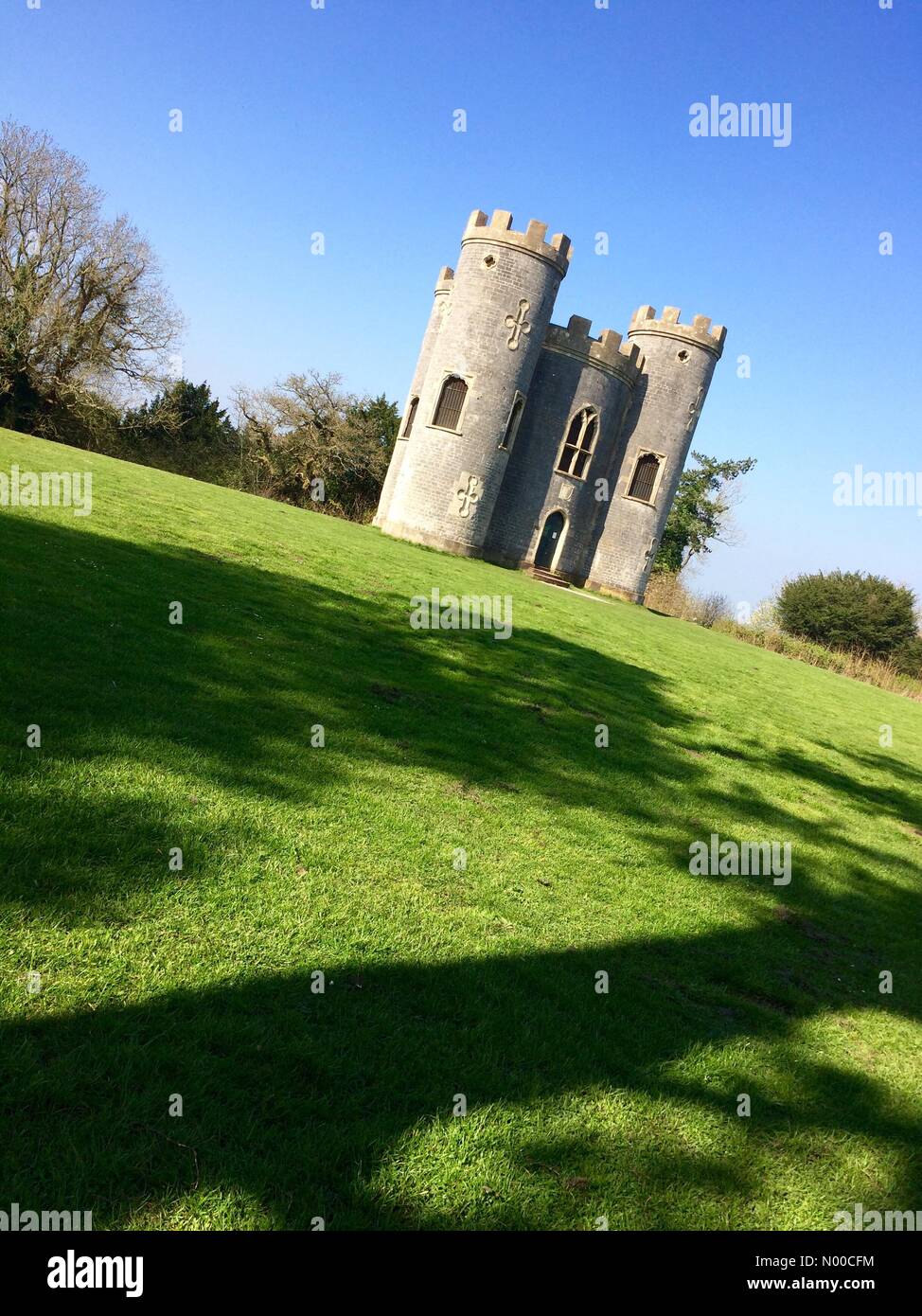 Bristol, Royaume-Uni. 7 avril, 2017. Météo britannique. Un ciel bleu et soleil à Blaise Castle, Henbury, Bristol, aujourd'hui vendredi. Un temps chaud week-end est prévu à l'échelle du pays. Photo : AP / StockimoNews Biggins/Alamy Live News Banque D'Images