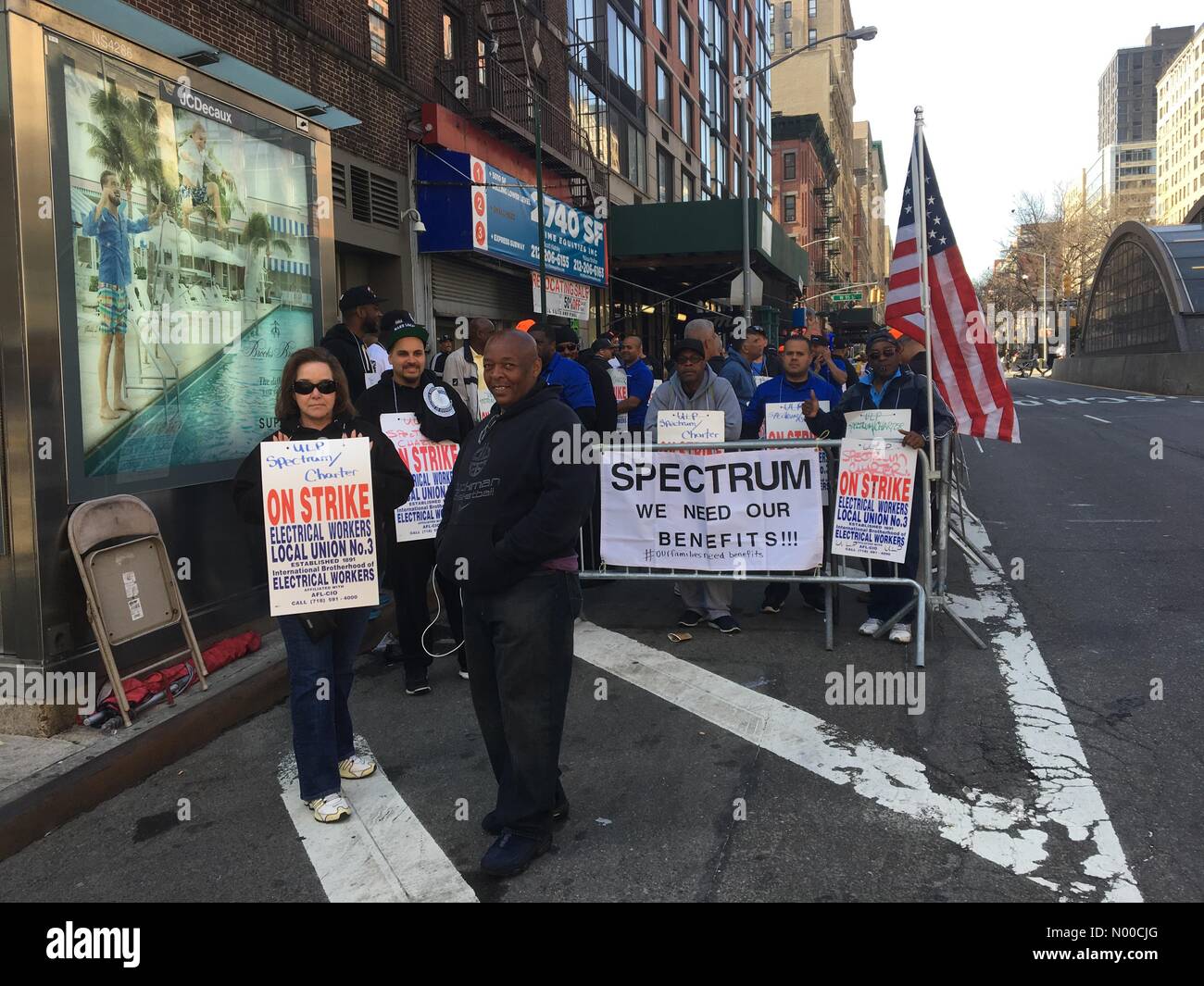 New York, USA. Apr 11, 2017. Les travailleurs de l'Union électrique câble Spectre de protestation dans la ville de New York, 11 avril 2017. /StockimoNews BumbyPix : Crédit/Alamy Live News Banque D'Images