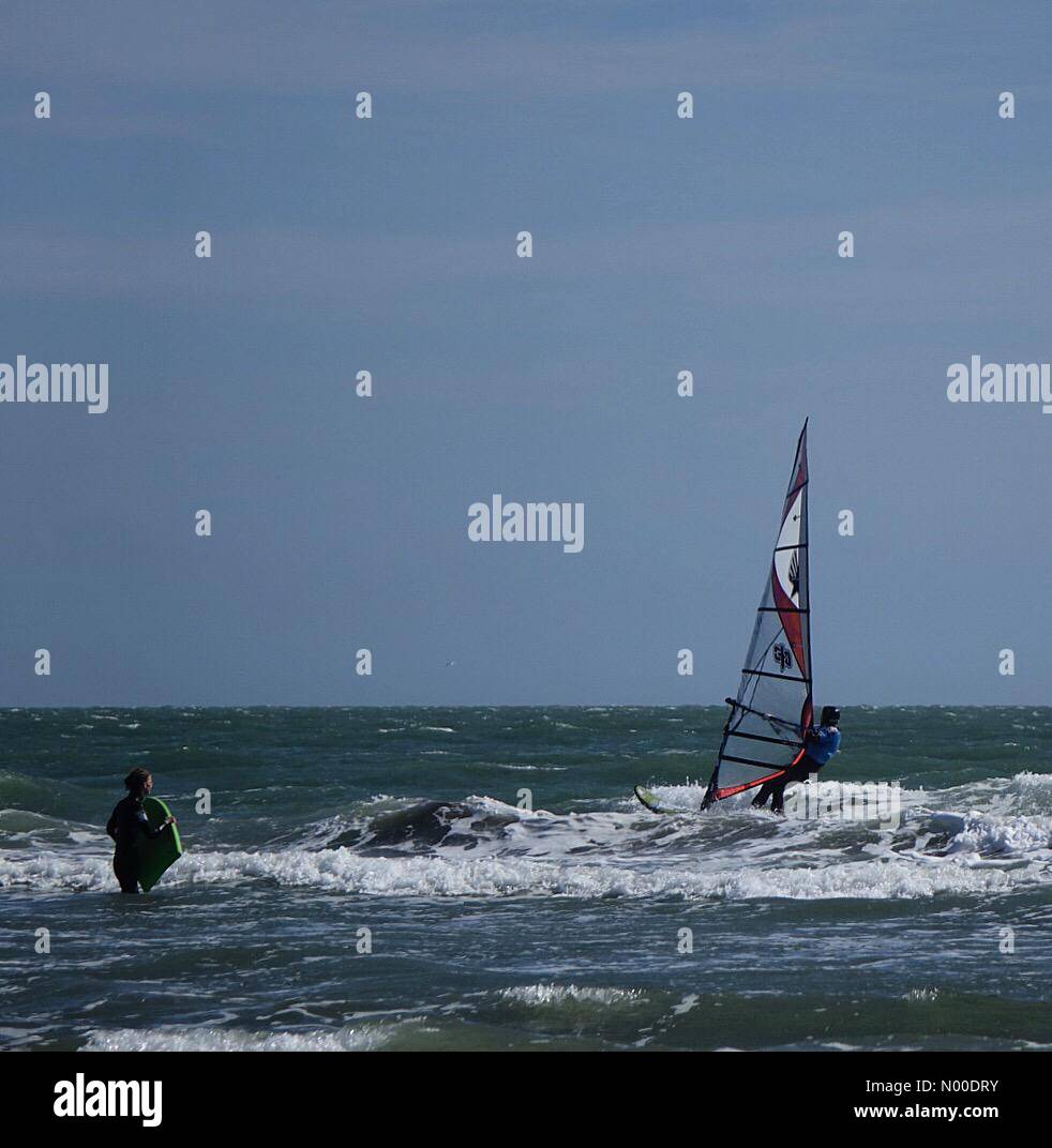 West Wittering Beach, port de Chichester, West Wittering AONB, Chichester, Royaume-Uni. 14 mai, 2017. UK Météo : ensoleillé à Wittering. West Strand, West Wittering. 14 mai 2017. Beau Soleil sur la côte sud de l'Angleterre cet après-midi. West Wittering beach dans le West Sussex. /StockimoNews jamesjagger : Crédit/Alamy Live News Banque D'Images