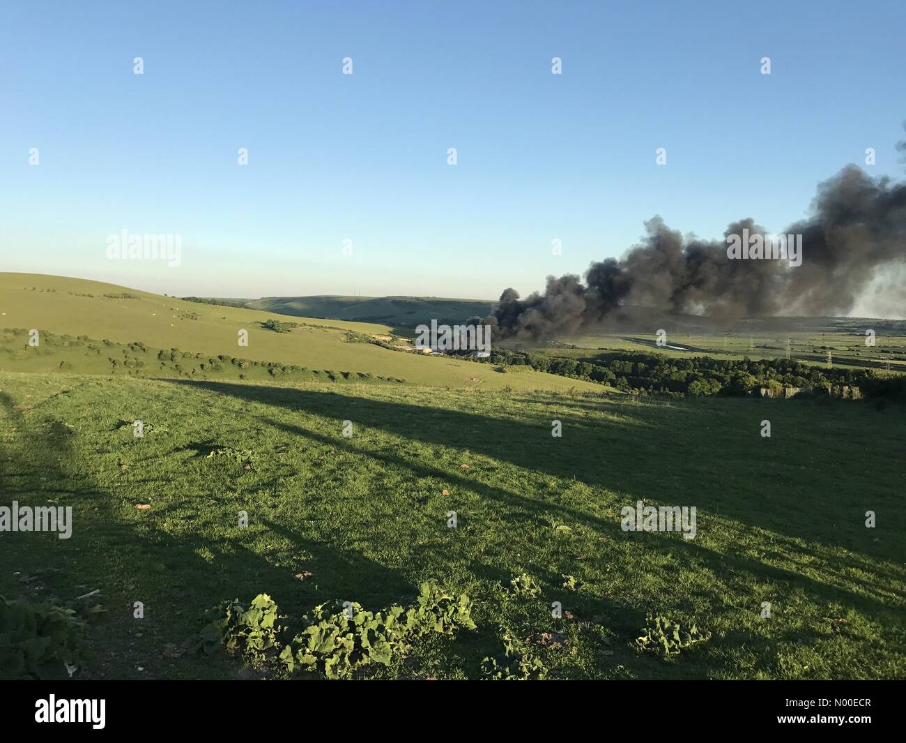 Lewes, East Sussex, UK. 25 mai, 2017. Un violent incendie à un parc à ferrailles near Lewes envoyé un énorme panache de fumée au-dessus de l'East Sussex town dans l'après-midi du 25 mai, 2017. Credit : images/StockimoNews Nouménal/Alamy Live News Banque D'Images