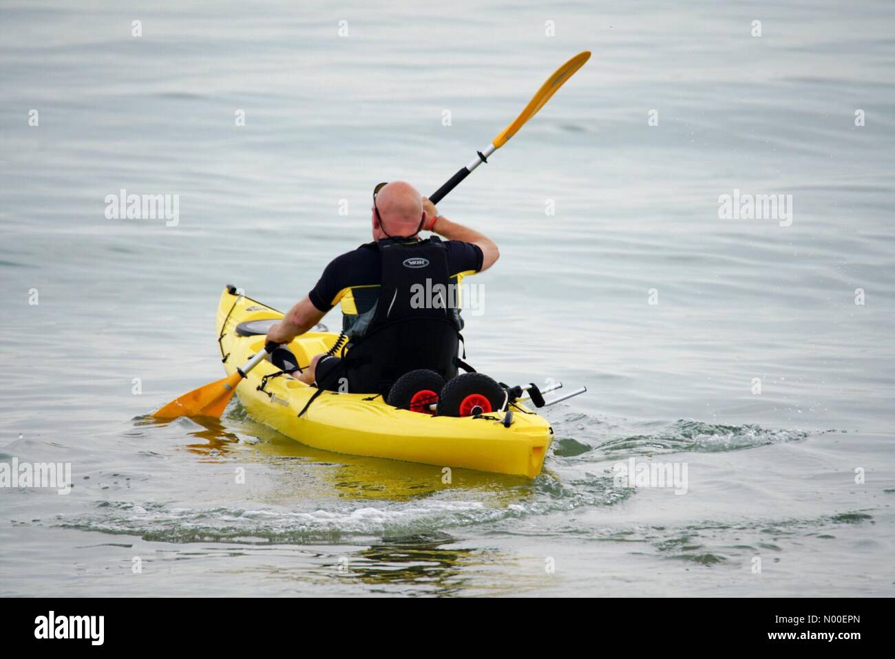UK Météo : ensoleillé en intervalles de Gosport. Stokes Bay, Gosport, Hants. Le 2 juin 2017. Périodes ensoleillées le long de la côte sud de l'après-midi. Kayak à Stokes Bay dans le Hampshire. /StockimoNews jamesjagger : Crédit/Alamy Live News Banque D'Images