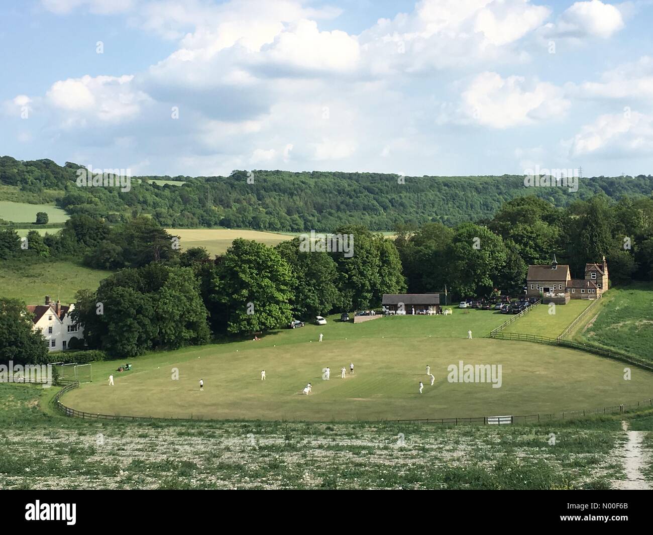 Luddesdown, Gravesend, UK. 17 Juin, 2017. Une partie de cricket qui se déroule aujourd'hui à un pittoresque cricket ground en Luddesdown, Kent, sur une journée ensoleillée, très chaude. Crédit : Rob Powell/StockimoNews/Alamy Live News Banque D'Images