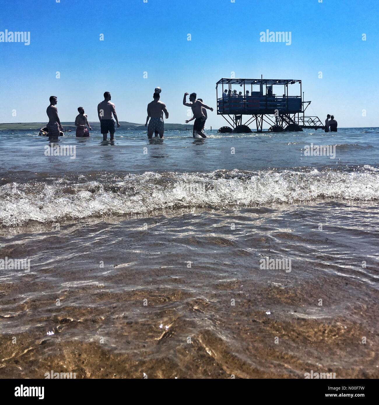 Marine Drive, Bigbury-on-Sea, Kingsbridge, Royaume-Uni. 18 Juin, 2017. Météo France : dans la mer à Bigbury. Des navettes passagers bourgs island ferry Crédit : les amoureux de la plage passé/nidpor StockimoNews/Alamy Live News Banque D'Images