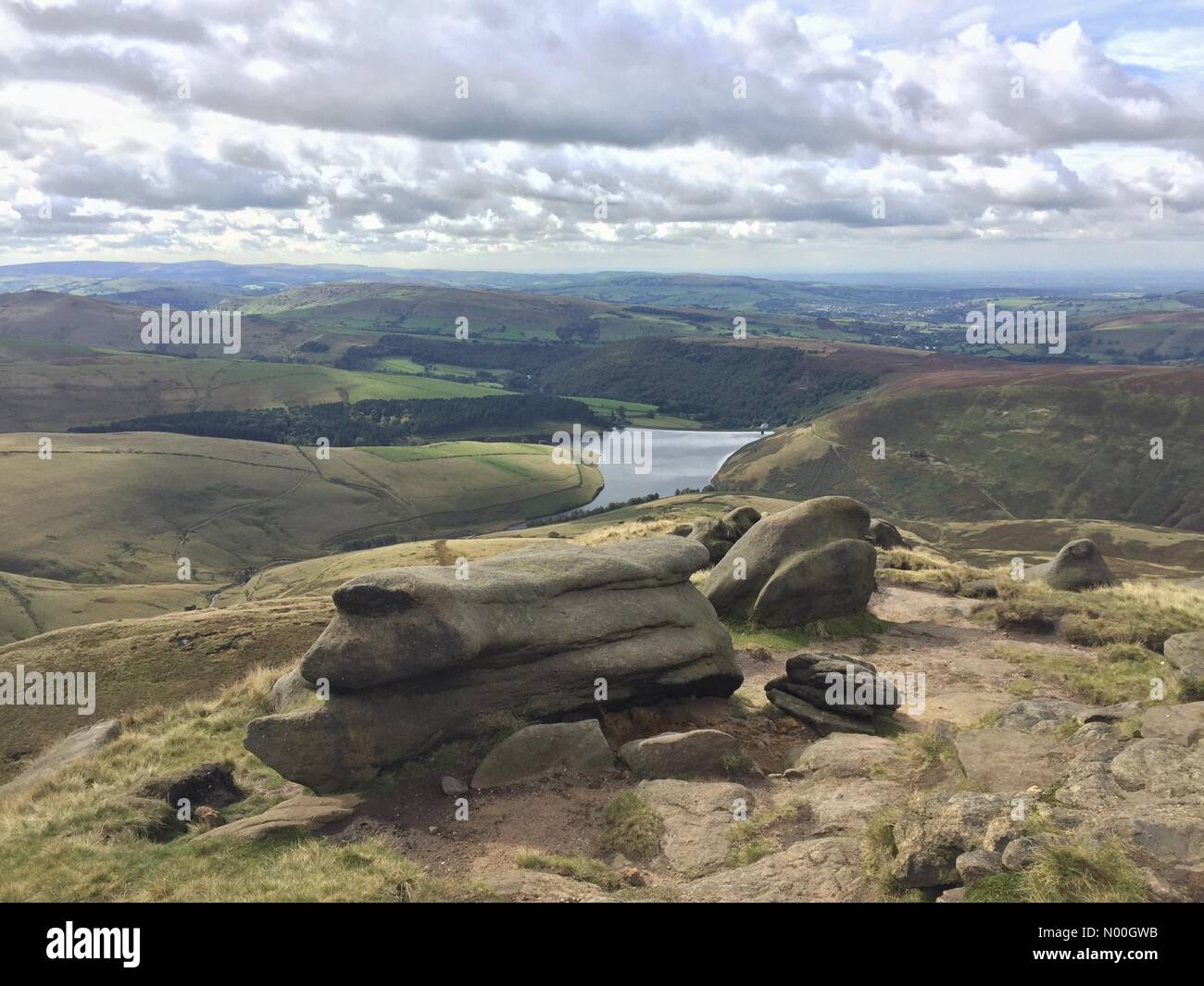 Kinder scout plateau, parc national de Peak District, Derbyshire, Royaume-Uni. 18 sep, 2017. uk weather : nuages recueillir plus de la kinder réservoir. crédit : bozac/stockimonews/Alamy live news Banque D'Images