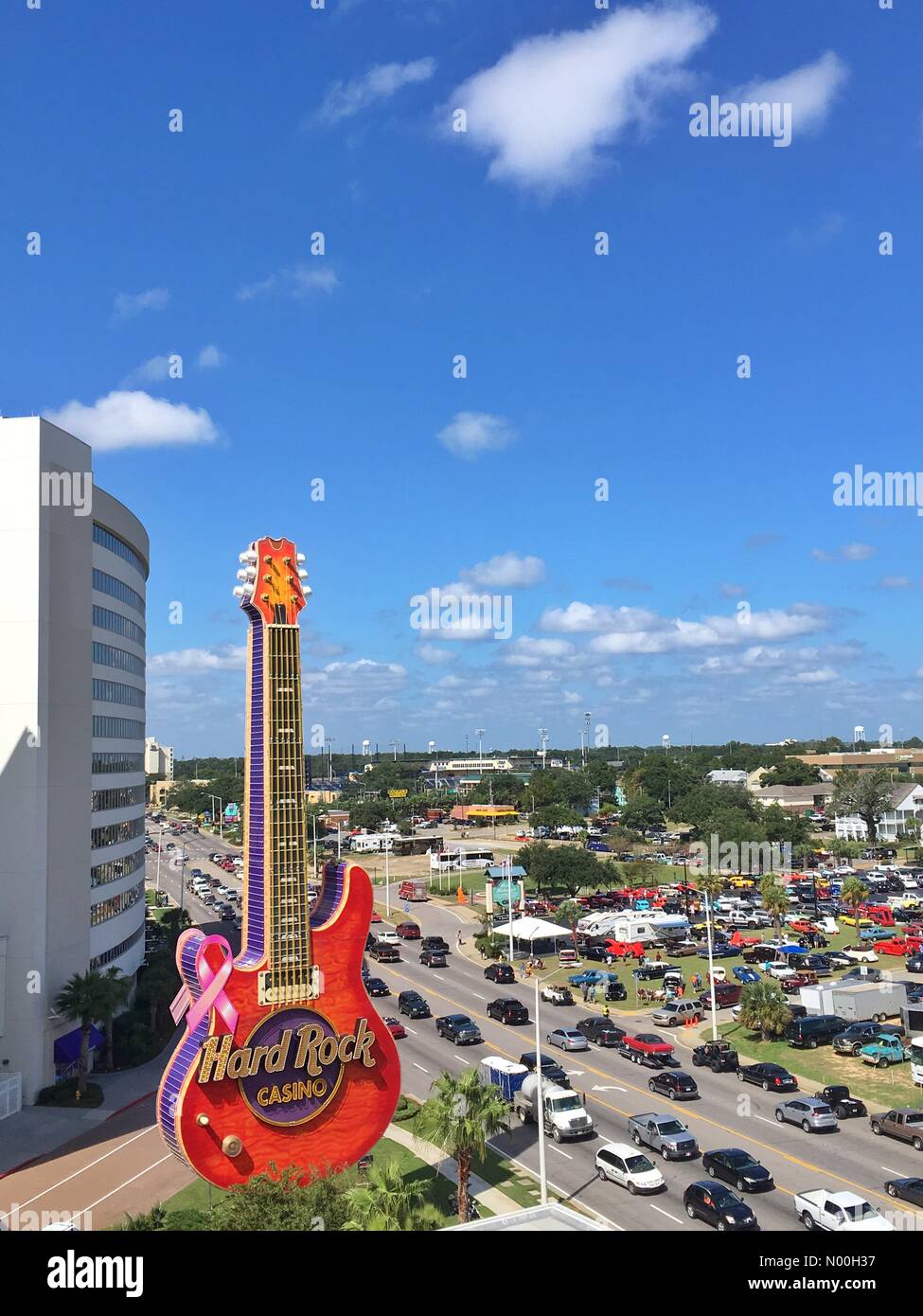 Beach Blvd, Biloxi, Mississippi, États-Unis. 04e octobre 2017. Mississippi Gulf Coast, du 1er au 8 octobre 2017 pour la 21e année Cruisin' the Coast à Biloxi, Mississippi, États-Unis et Hard Rock Guitar en premier plan. Crédit : Irkin09/StockimoNews/Alay Live News Banque D'Images