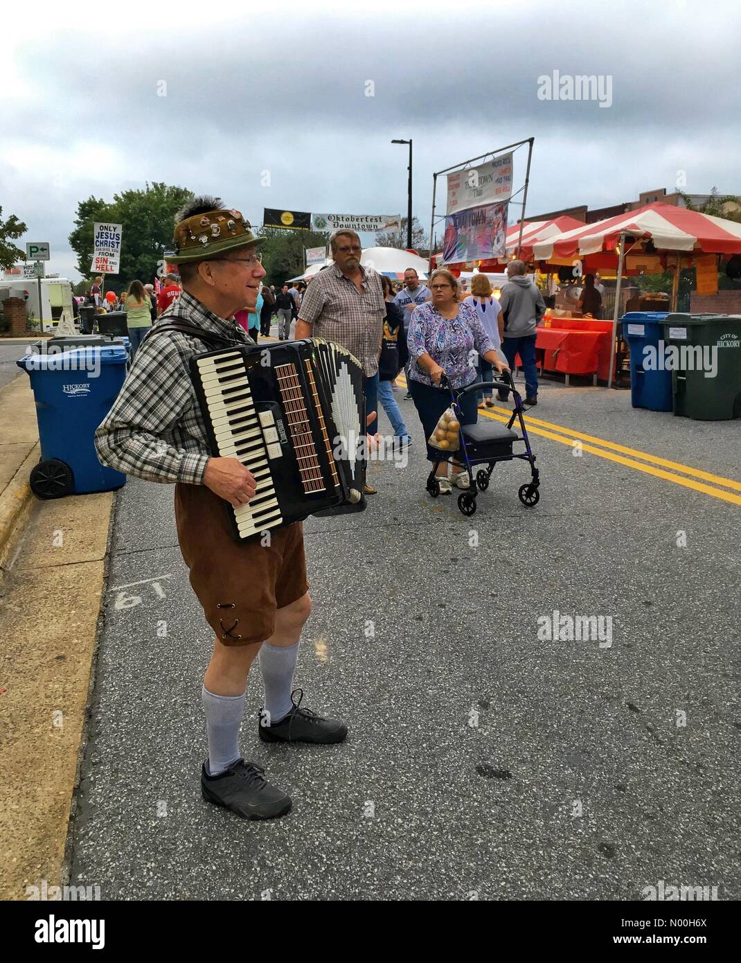 Hickory, Caroline du Nord, États-Unis. 13 octobre 2017. Un musicien en costume traditionnel allemand avec accordéon à l'Oktoberfest de Hickory est un festival en plein air de trois jours, le 13 octobre 2017, à Hickory, Caroline du Nord, États-Unis crédit : Irkin09/StockimoNews/Alamy Live News Banque D'Images
