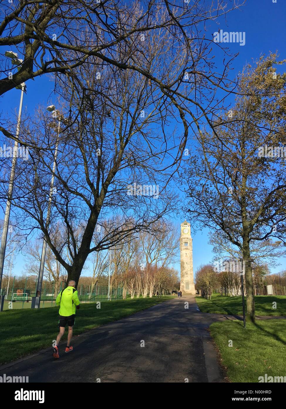 Météo Royaume-Uni : journée ensoleillée à Blackpool. Ciel bleu clair mais froid à la Tour de l'horloge dans Stanley Park, Blackpool Banque D'Images Météo Royaume-Uni : journée ensoleillée à Blackpool. Ciel bleu clair mais froid à la Tour de l'horloge dans Stanley Park, Blackpool Banque D'Images