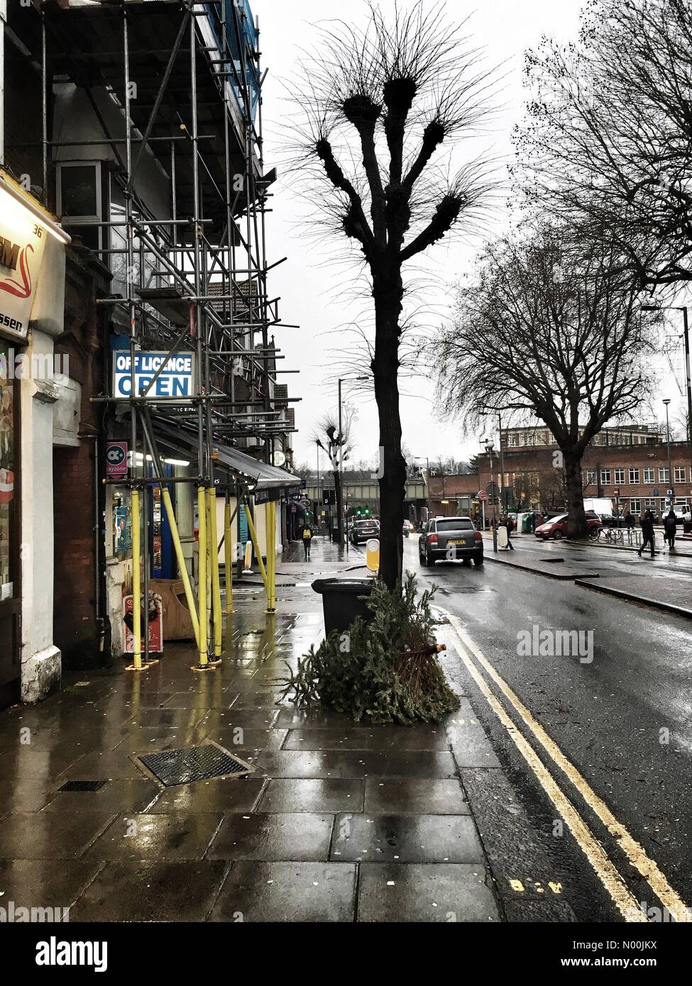 East Finchley, UK. 4 janvier, 2018. Un arbre de Noël à l'extérieur d'une chambre le 4 janvier 2018 sur High Road, East Finchley à Londres, Angleterre Crédit : Louisa/StockimoNews Cook/Alamy Live News Banque D'Images