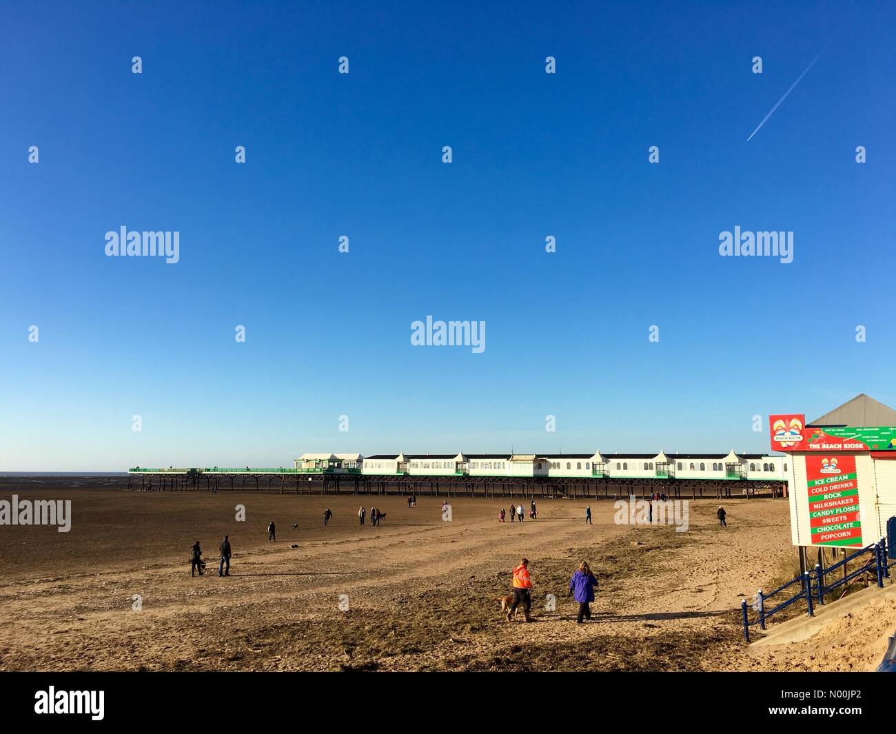 UK Météo : ensoleillé à Lytham St Annes, Lancashire. Les personnes bénéficiant de l'un ciel bleu dans un ciel ensoleillé mais froid froide journée sur St Annes beach. Banque D'Images UK Météo : ensoleillé à Lytham St Annes, Lancashire. Les personnes bénéficiant de l'un ciel bleu dans un ciel ensoleillé mais froid froide journée sur St Annes beach. Banque D'Images