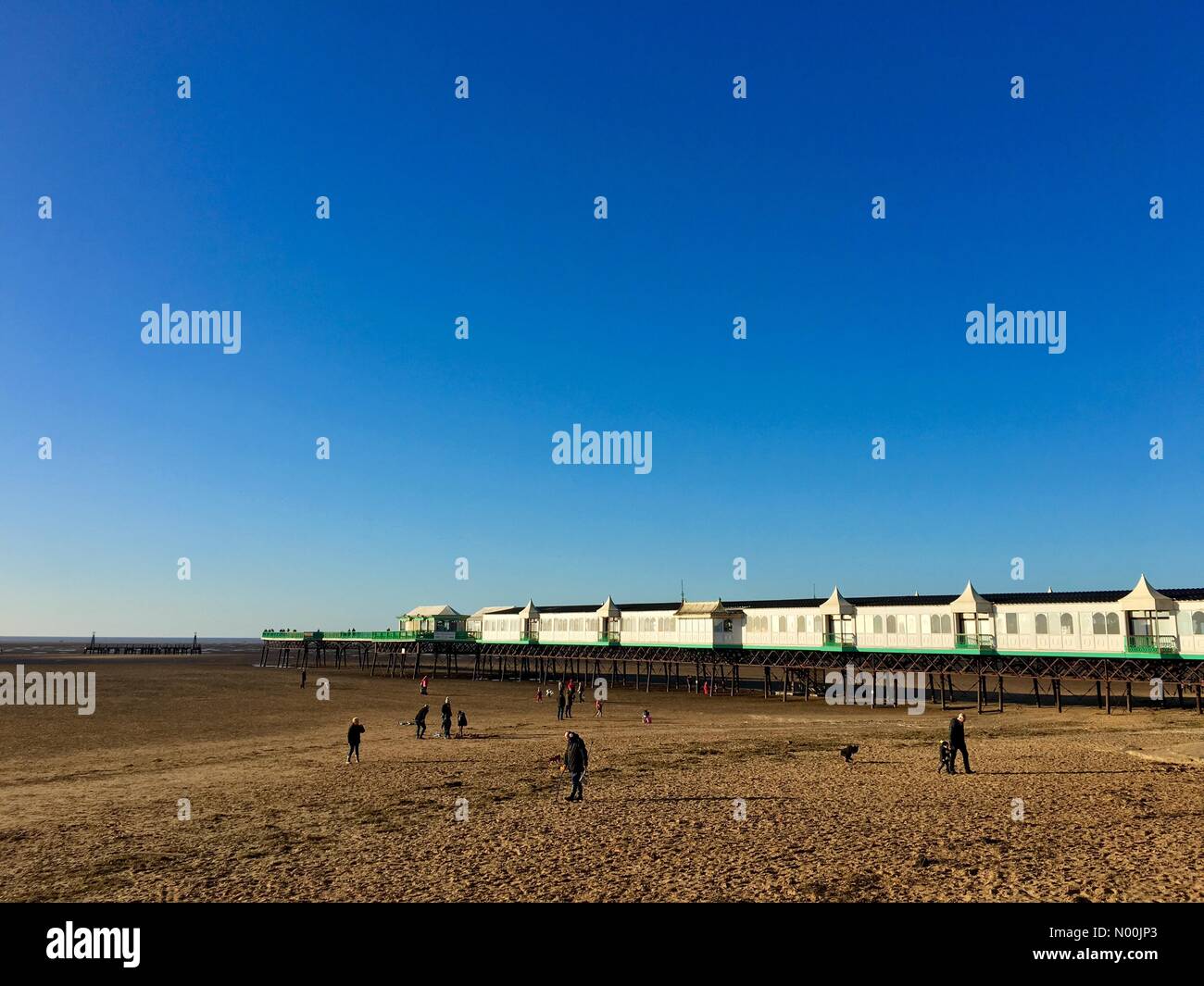 UK Météo : ensoleillé à Lytham St Annes, Lancashire. Les personnes bénéficiant de l'un ciel bleu dans un ciel ensoleillé mais froid froide journée sur St Annes beach. Banque D'Images UK Météo : ensoleillé à Lytham St Annes, Lancashire. Les personnes bénéficiant de l'un ciel bleu dans un ciel ensoleillé mais froid froide journée sur St Annes beach. Banque D'Images