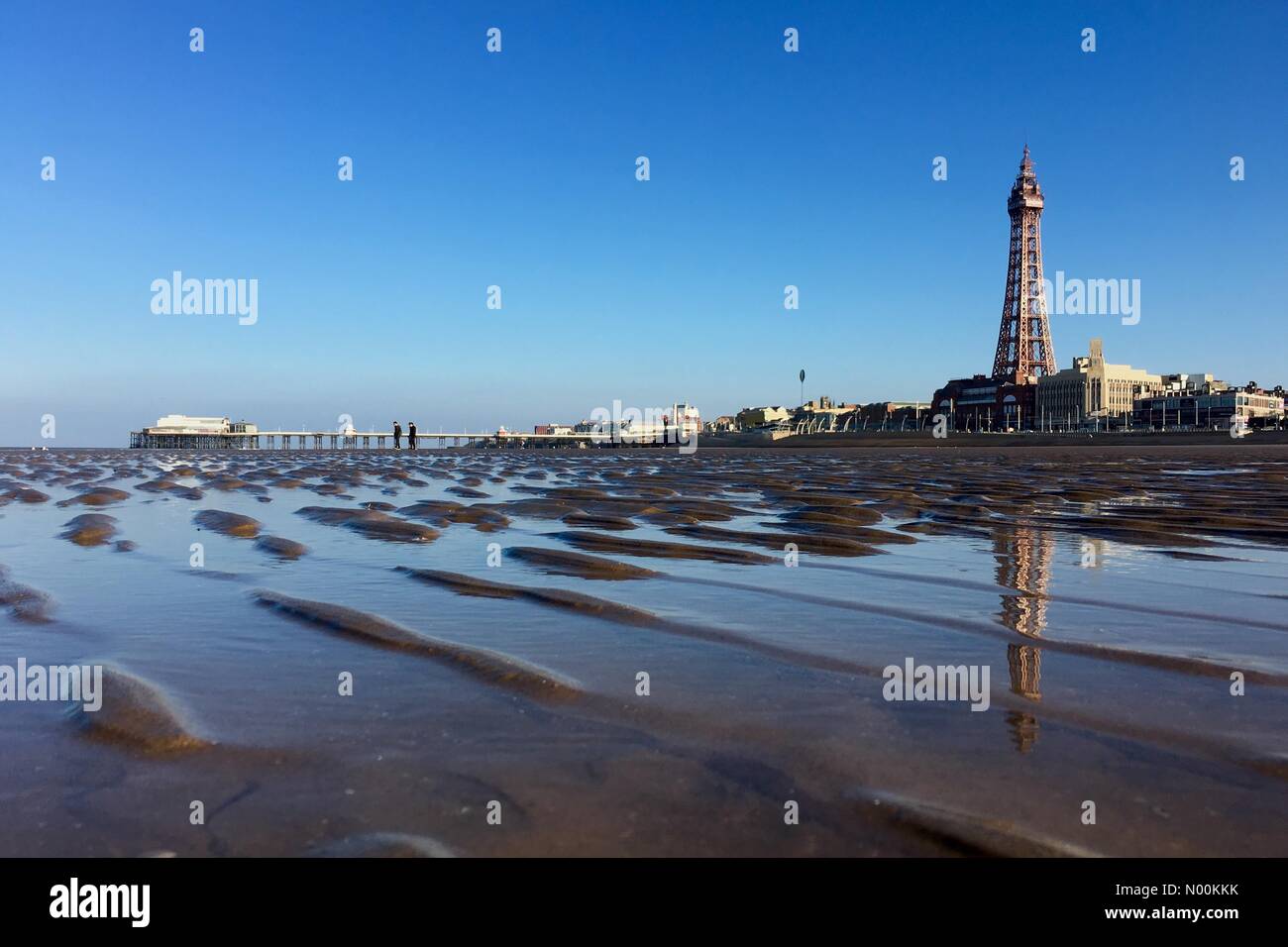 Blackpool, Royaume-Uni. 25 Février, 2018. UK Météo : ensoleillé à Blackpool. Ciel bleu mais vent froid sur la plage de Blackpool, à marée basse. Credit : Lancashire Images/StockimoNews/Alamy Live News Banque D'Images Blackpool, Royaume-Uni. 25 Février, 2018. UK Météo : ensoleillé à Blackpool. Ciel bleu mais vent froid sur la plage de Blackpool, à marée basse. Credit : Lancashire Images/StockimoNews/Alamy Live News Banque D'Images