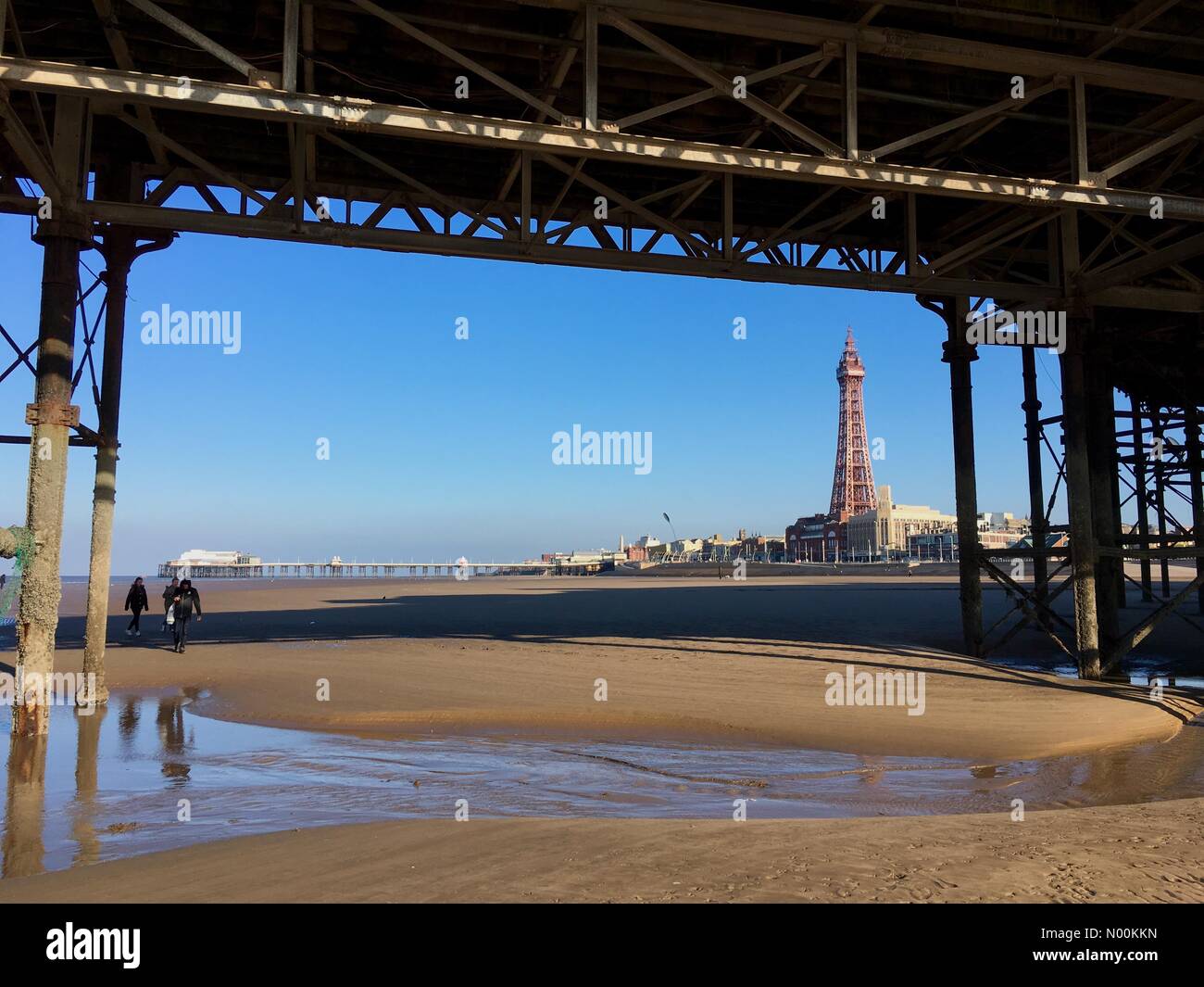 Blackpool, Royaume-Uni. 25 Février, 2018. UK Météo : ensoleillé à Blackpool. Ciel bleu mais vent froid sur la plage de Blackpool, à marée basse. Credit : Lancashire Images/StockimoNews/Alamy Live News Banque D'Images Blackpool, Royaume-Uni. 25 Février, 2018. UK Météo : ensoleillé à Blackpool. Ciel bleu mais vent froid sur la plage de Blackpool, à marée basse. Credit : Lancashire Images/StockimoNews/Alamy Live News Banque D'Images