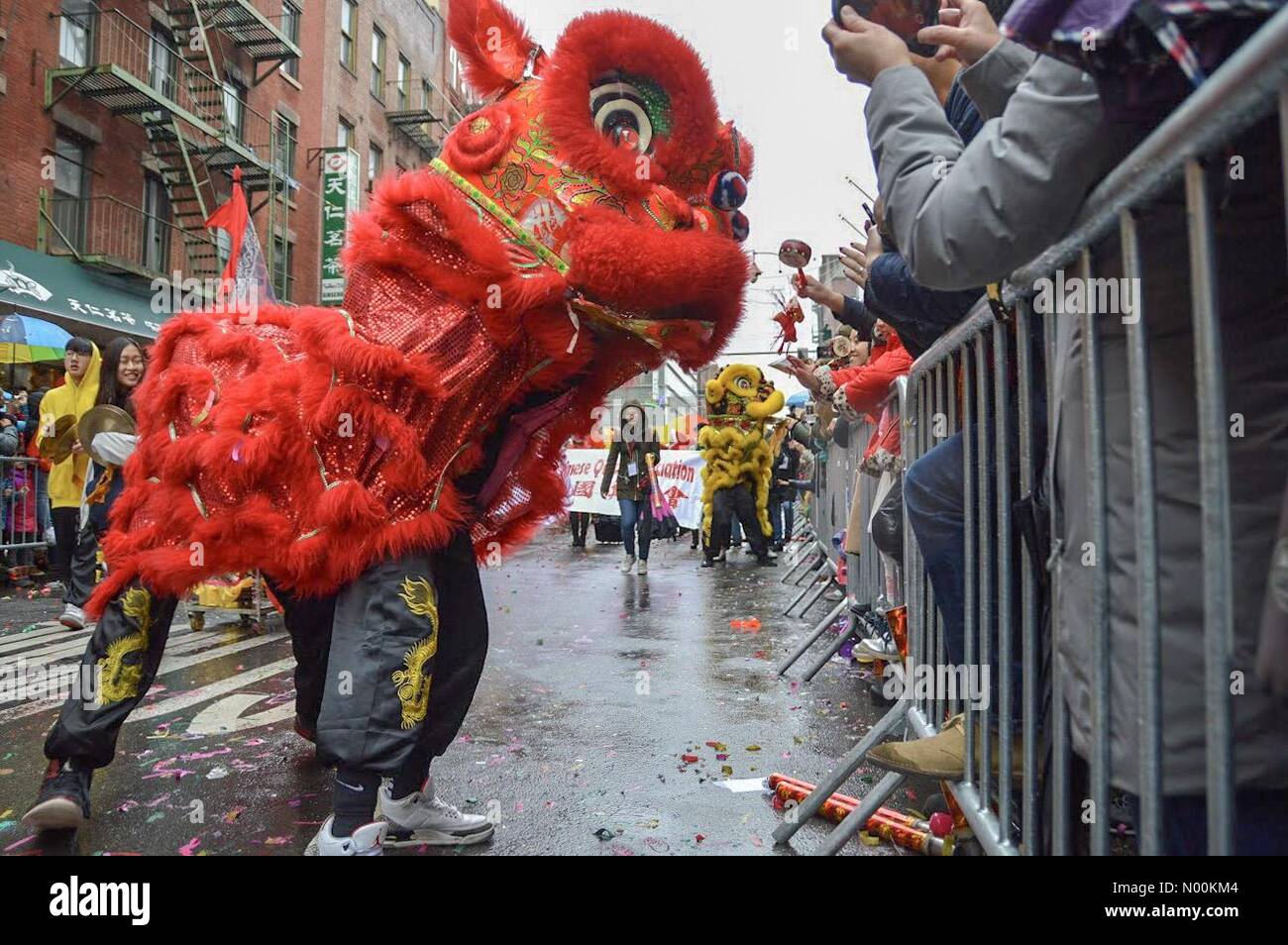 New York City, USA. Feb 25, 2018. Les participants mars pendant la Parade du Nouvel An chinois dans le quartier chinois, à New York, le 25 février 2018. Un défilé du Nouvel An chinois a eu lieu ici le dimanche pour célébrer l'année du chien. Credit : Ryan Rahman/StockimoNews/Alamy Live News Banque D'Images