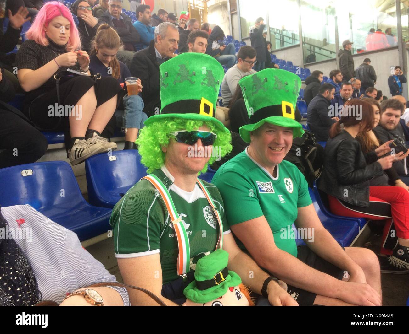 00135 Roma RM, Italie. 17Th Mar, 2018. Fans de Rugby à Rome à l'Italie v Ecosse profitant des célébrations de la St Patrick/PennPix Crédit : Matt Pennington/StockimoNews/Alamy Live News Banque D'Images