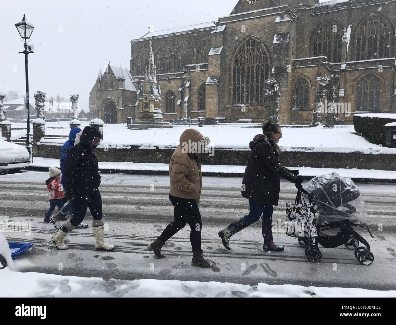 UK : Météo, Sherborne Dorset. La brave famille neige dans le marché de la ville historique de Sherborne comme le soi-disant mini bête de l'Est apporte un autre souffle glacial au sud-ouest. Banque D'Images