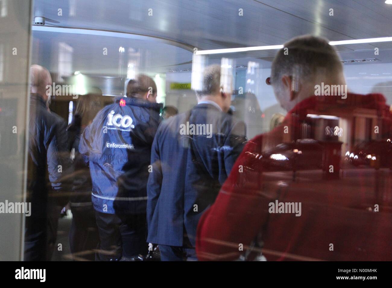 Londres, Royaume-Uni. 23 mars 2018 : Le Bureau du commissaire à l'information entre les bureaux de l'Analytique de Cambridge après avoir obtenu un mandat dans le cadre d'une enquête sur l'analyse de données à la politique Crédit : Ollie Cole/StockimoNews/Alamy Live News Banque D'Images