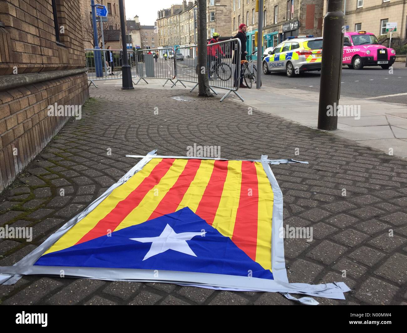 Edinburgh, Royaume-Uni. 28 mars 2018. En dehors du drapeau catalan St Leonard's de police à Édimbourg. Clara Ponsati ancien ministre de l'éducation, la Catalogne va arriver à percevoir ce matin. Highbrow/StockimoNews : Crédit/Alamy Live News Banque D'Images