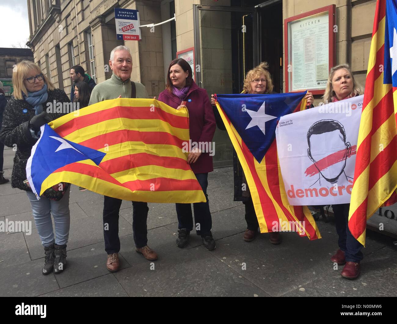 Edinburgh, Royaume-Uni. 28 mars, 2018. Pro indépendantistes catalans recueillir l'extérieur de Sheriff Court à Édimbourg avant comparution en cour de Clara Ponsati. Ponsati fait face à l'extradition vers l'Espagne. Highbrow/StockimoNews : Crédit/Alamy Live News Banque D'Images