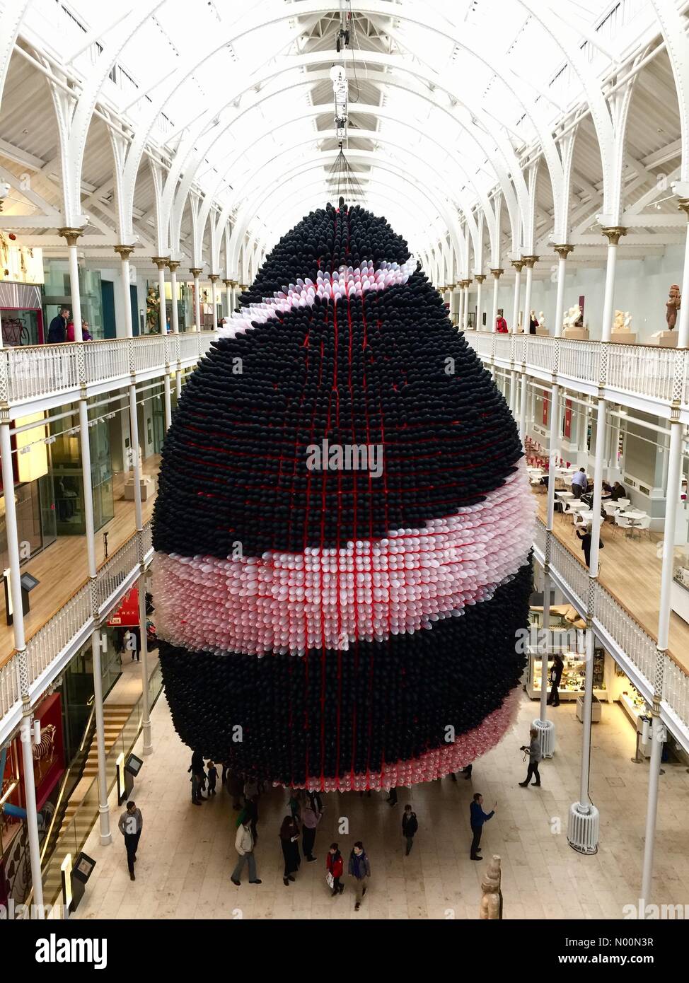 Edinburgh, Royaume-Uni. 6 avril, 2018. Event Horizon a dévoilé la sculpture de ballons à Édimbourg. Artiste Jason Hackenwerth dévoile la plus grande sculpture de ballons ballons (30000) au Musée National d'Écosse/StockimoNews highbrow : Crédit/Alamy Live News Banque D'Images